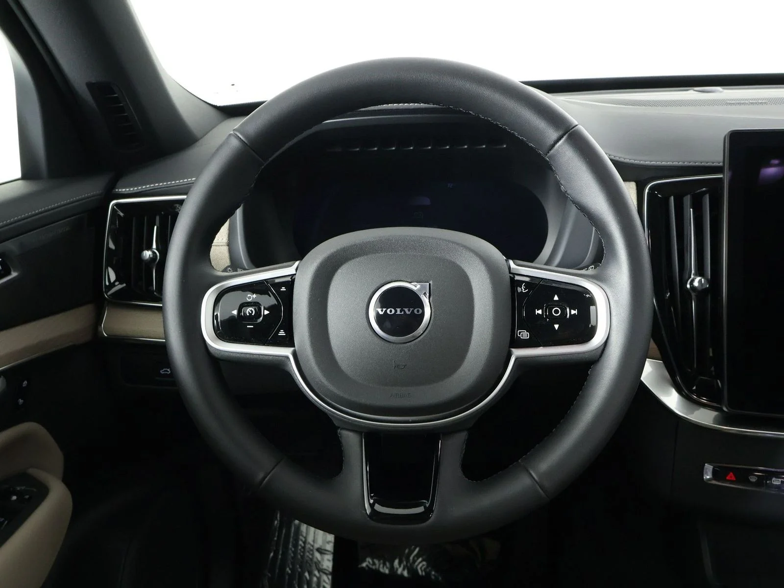 2026 Volvo XC90 Plus - Photo 8