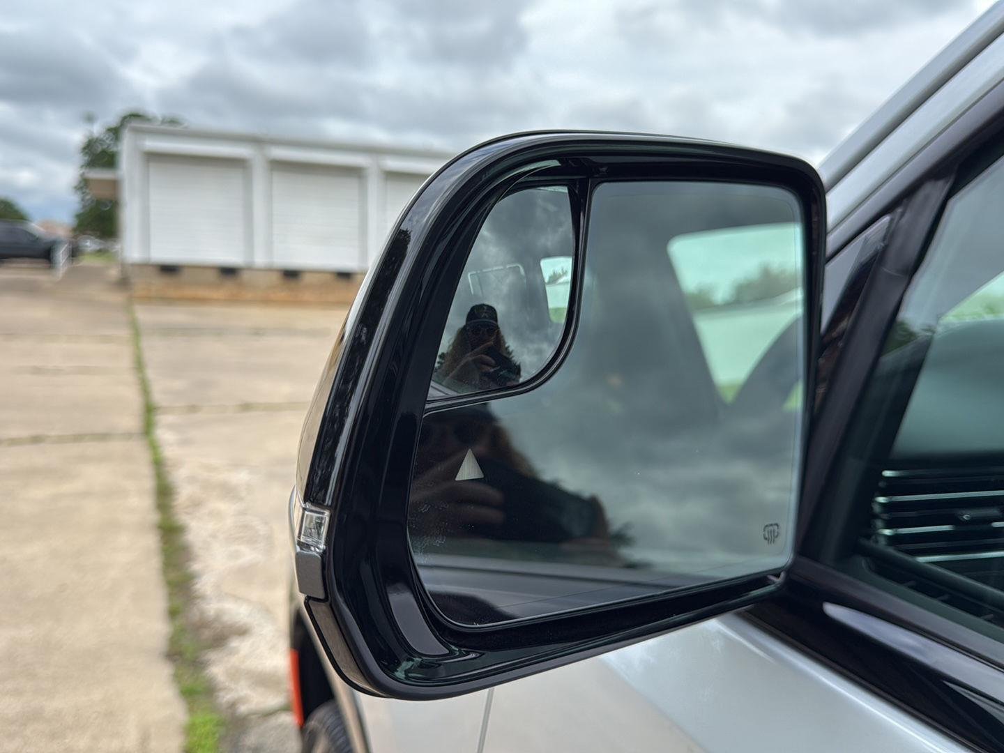 New 2026 Silver-Zynith Exterior Paint Jeep Limited Reserve image 9