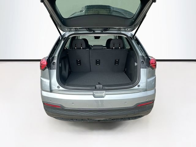 New 2027 Sterling Grey Metallic Chevrolet LT image 27