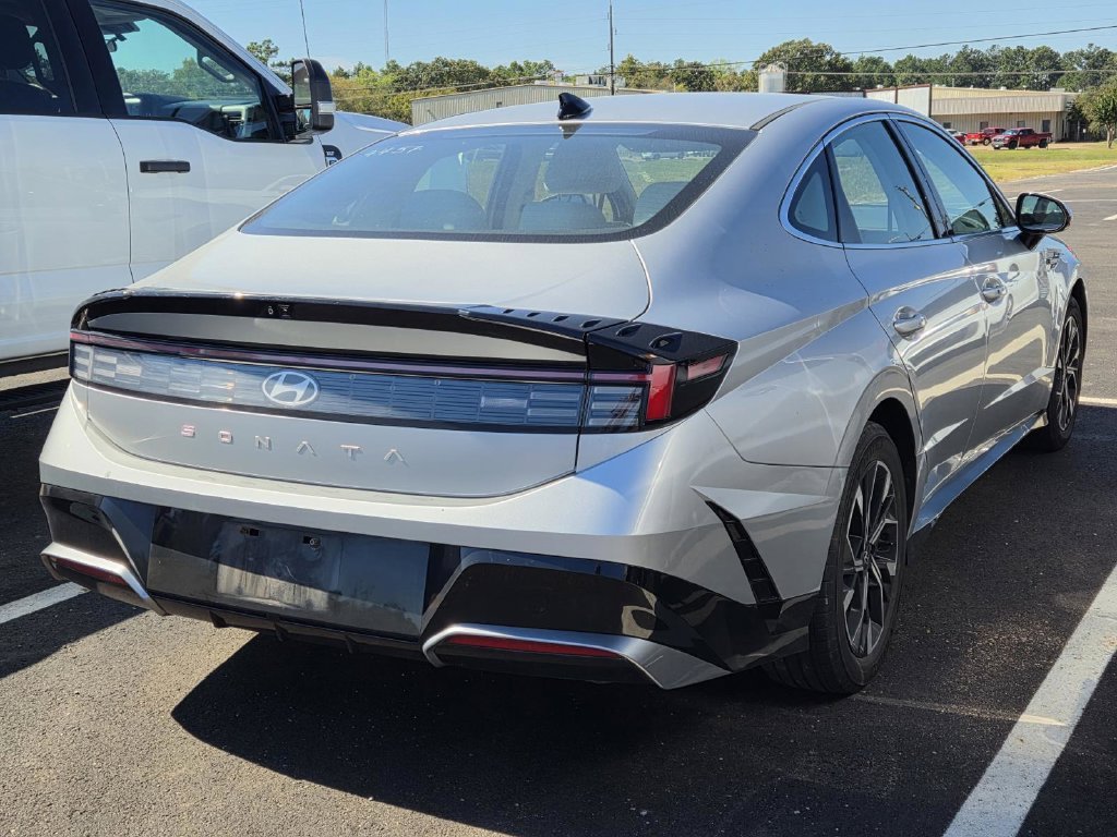 Used 2024 Silver Hyundai SEL image 8