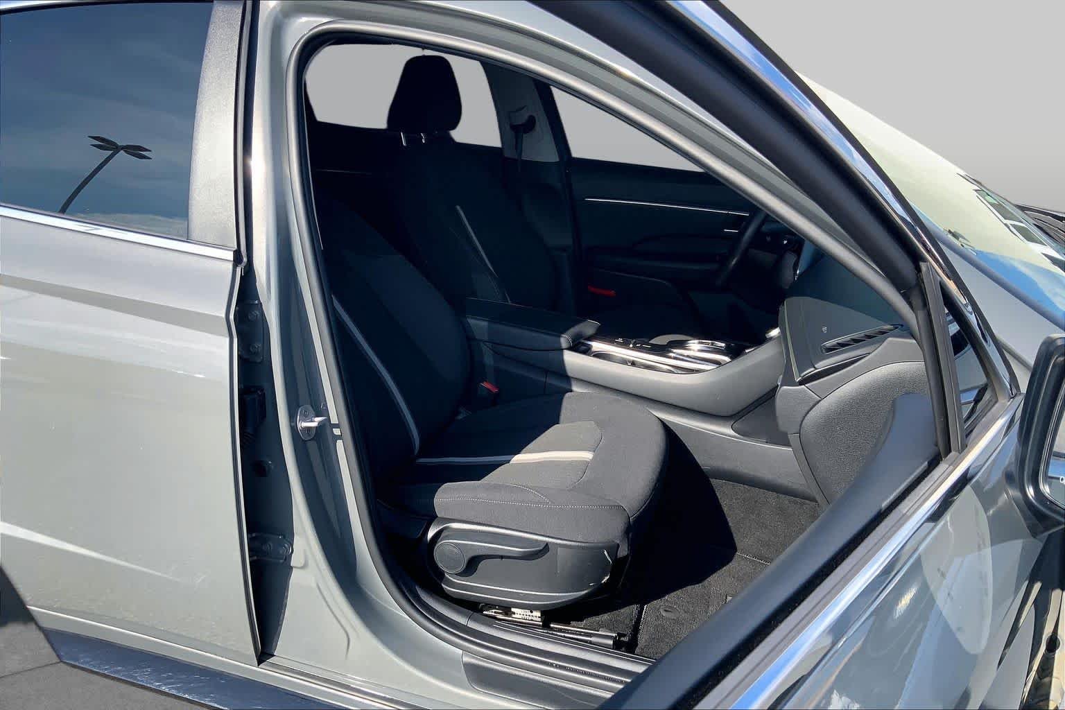 Used 2023 Hampton Gray Hyundai SEL image 9