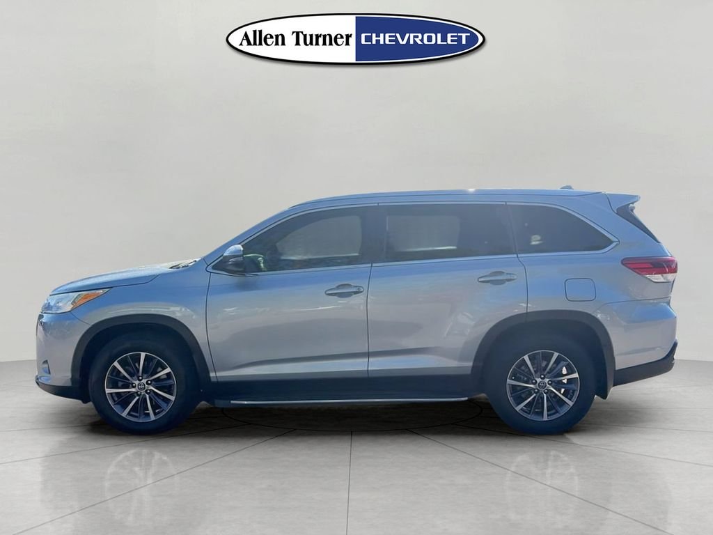 Used 2019 Silver Toyota XLE image 6