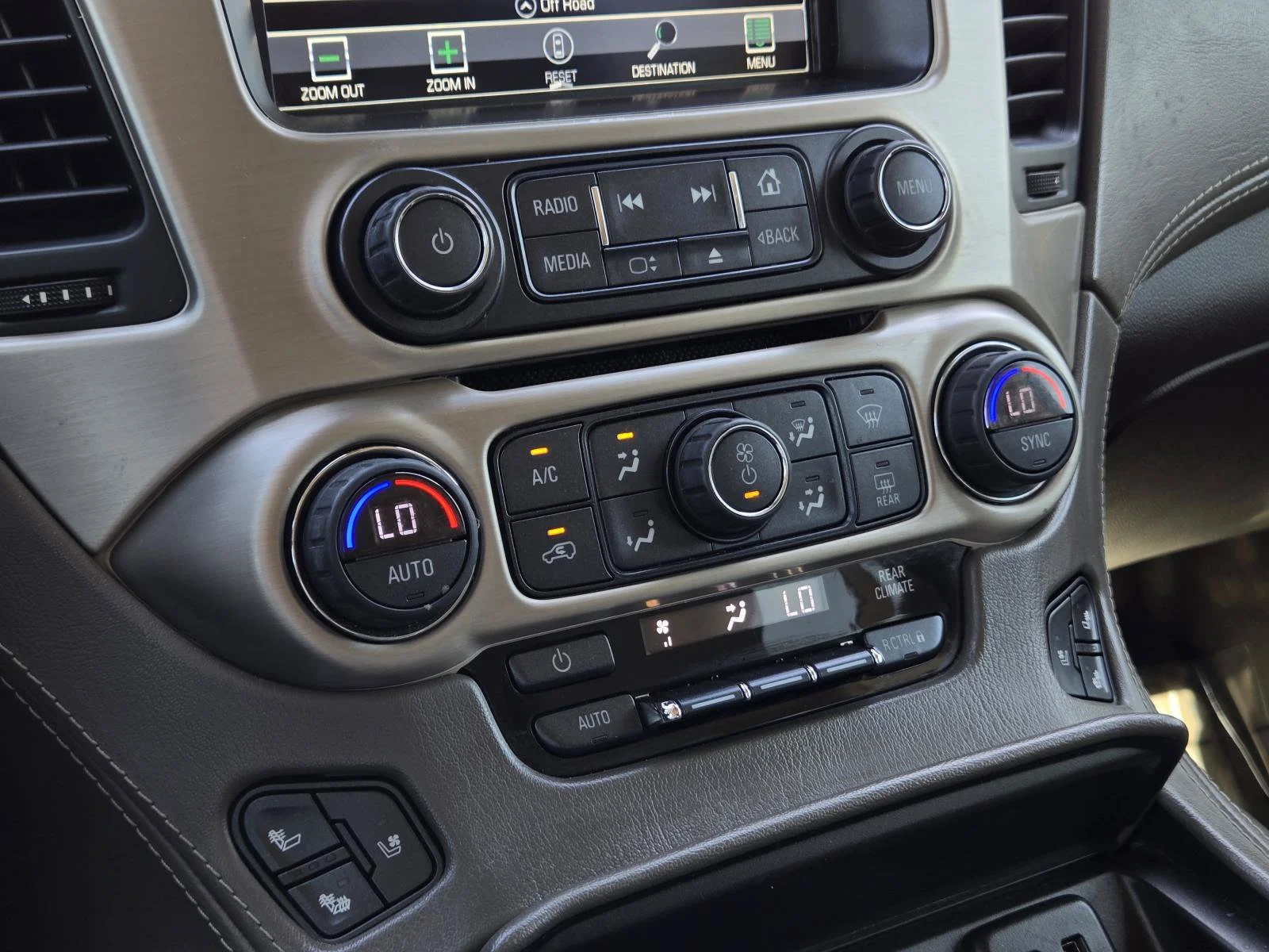 Used 2017 White Frost Tricoat GMC Denali image 25