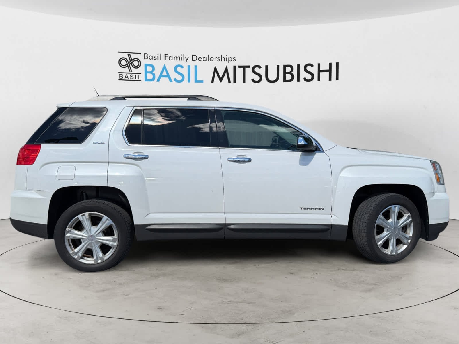 Used 2017 White Frost Tricoat GMC SLE image 7