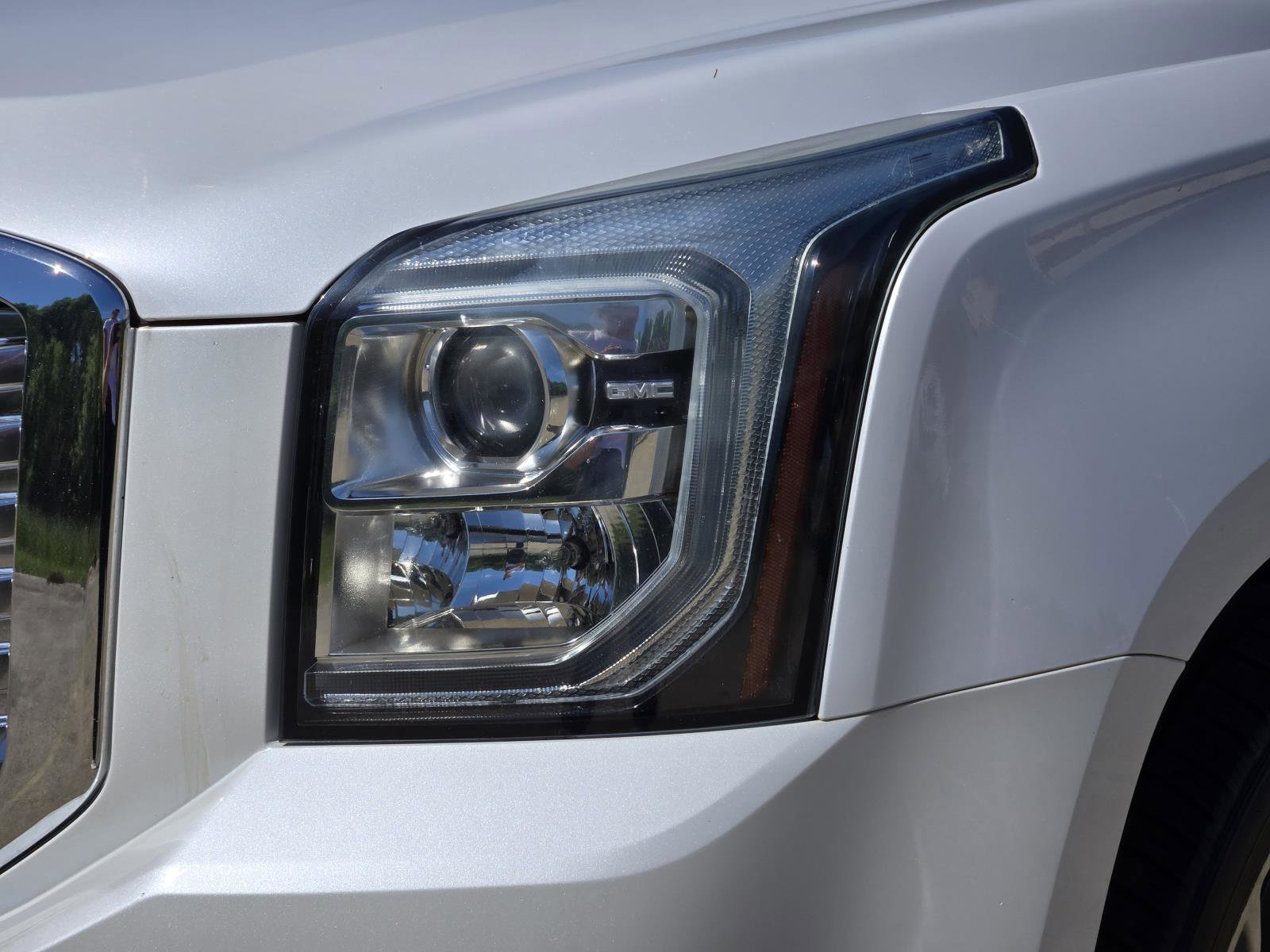 Used 2017 White Frost Tricoat GMC Denali image 8
