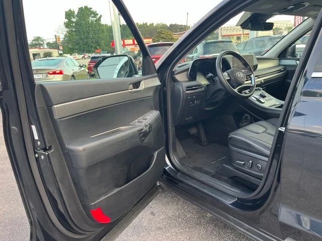 Used 2025 White Hyundai SEL image 4