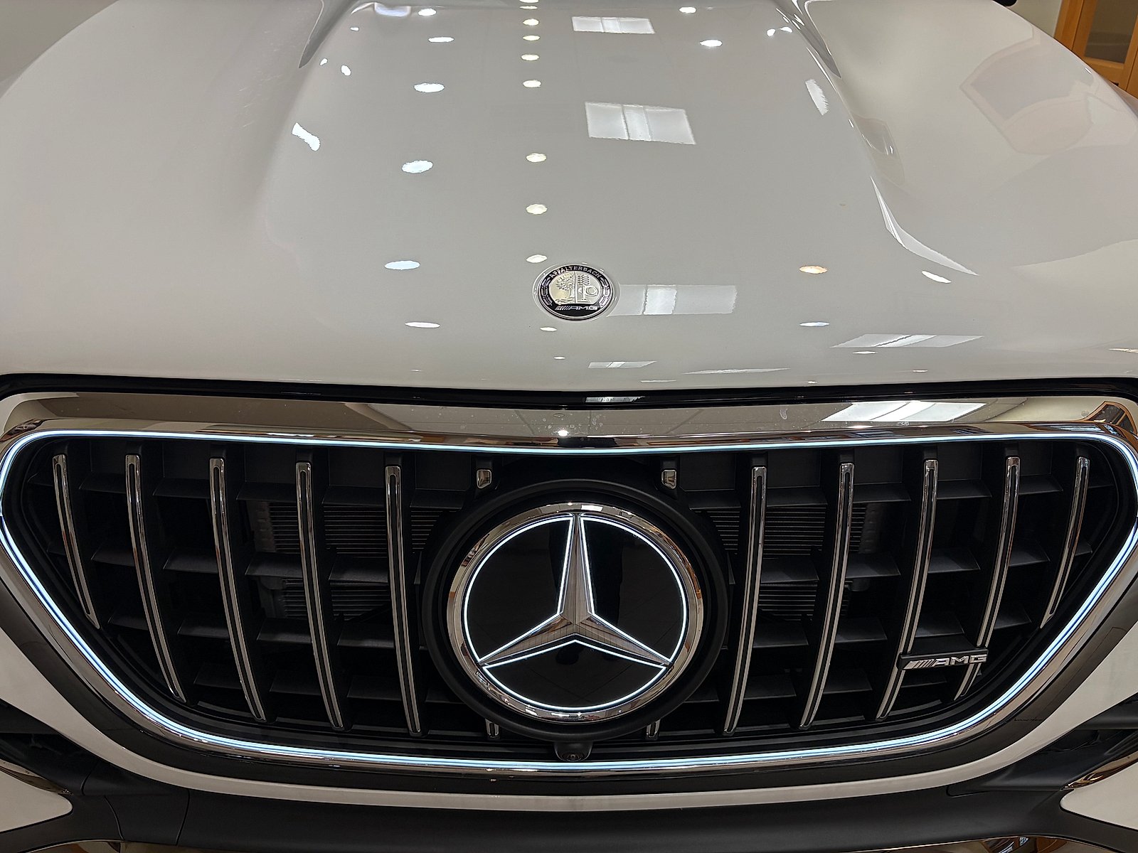 New 2027 MANUFAKTUR Moonlight White Metallic Mercedes-Benz AMG® GLE 53e image 6