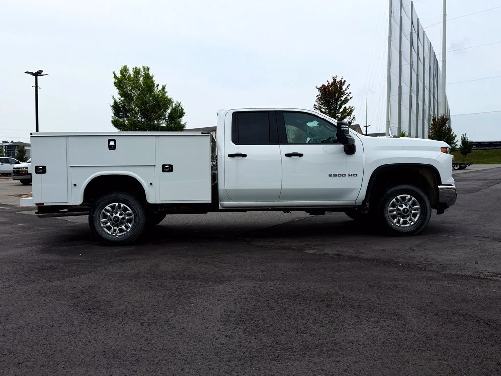 New 2026 Summit White Chevrolet WT image 9