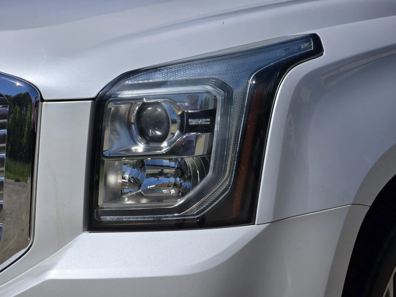 Used 2017 White Frost Tricoat GMC Denali image 8