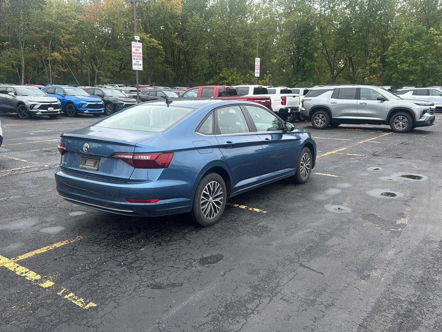 Used 2020 Blue Silk Metallic Volkswagen SE image 9