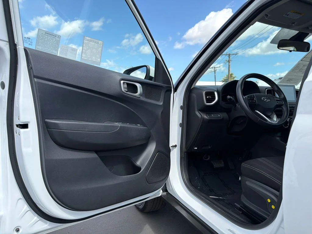 Used 2025 White Hyundai SEL image 10