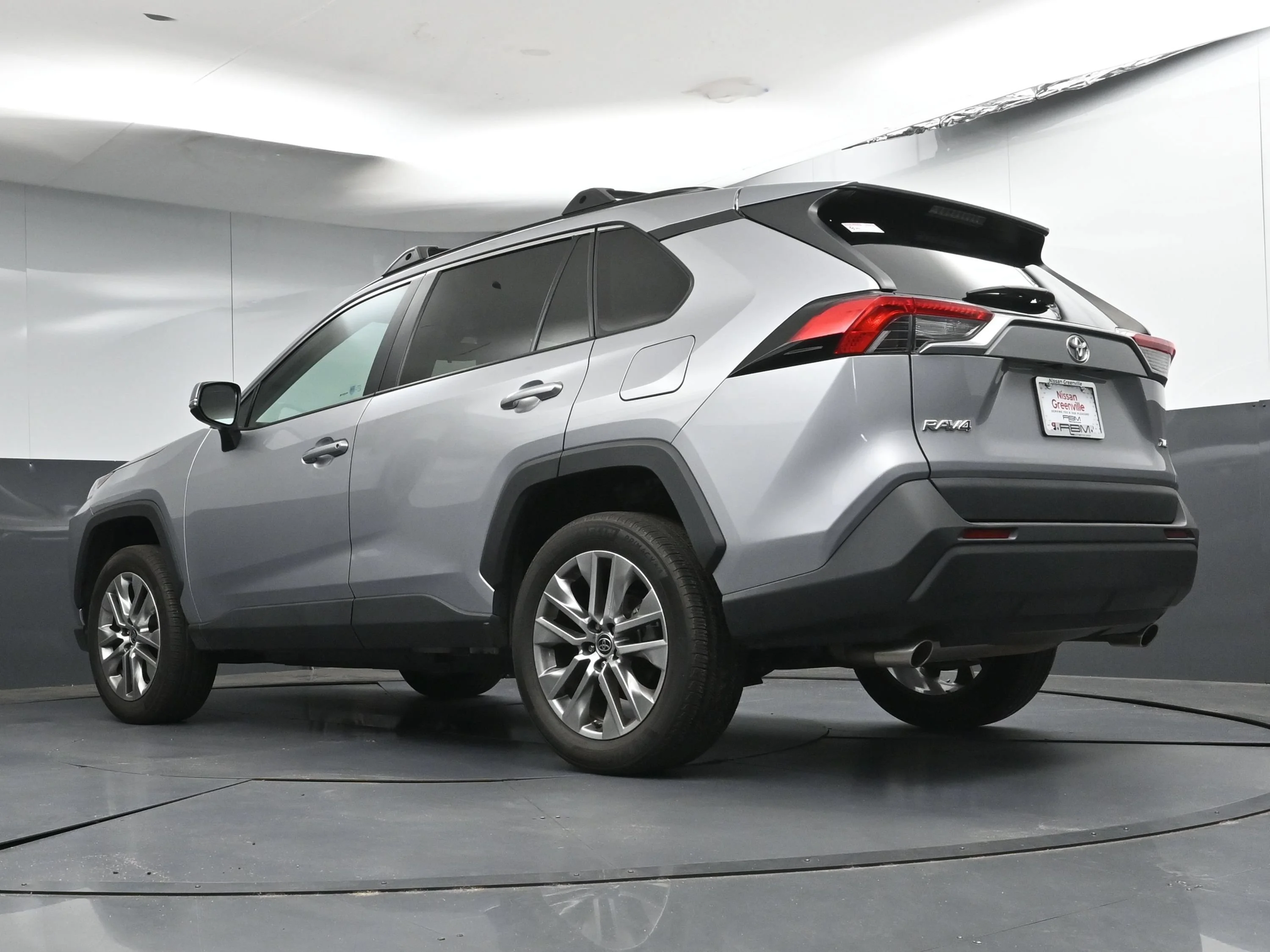 Used 2022 Silver Sky Metallic Toyota XLE Premium image 29