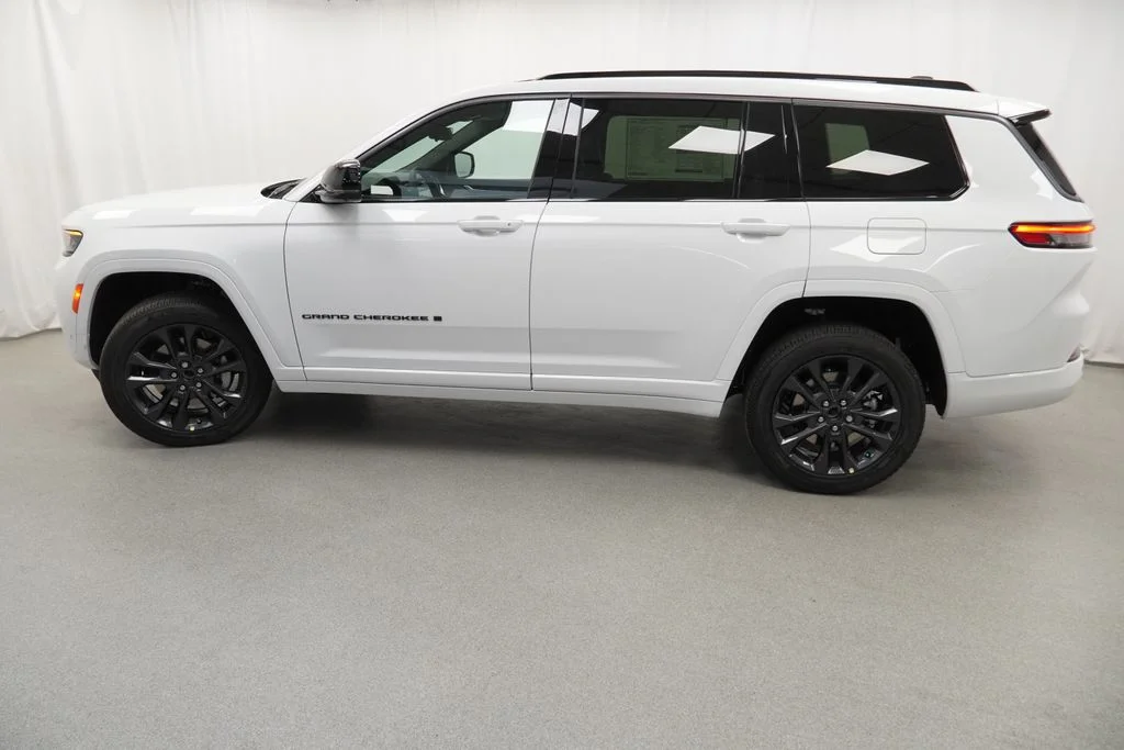 New 2026 Bright White Clear-Coat Exterior Paint Jeep Limited Reserve image 14