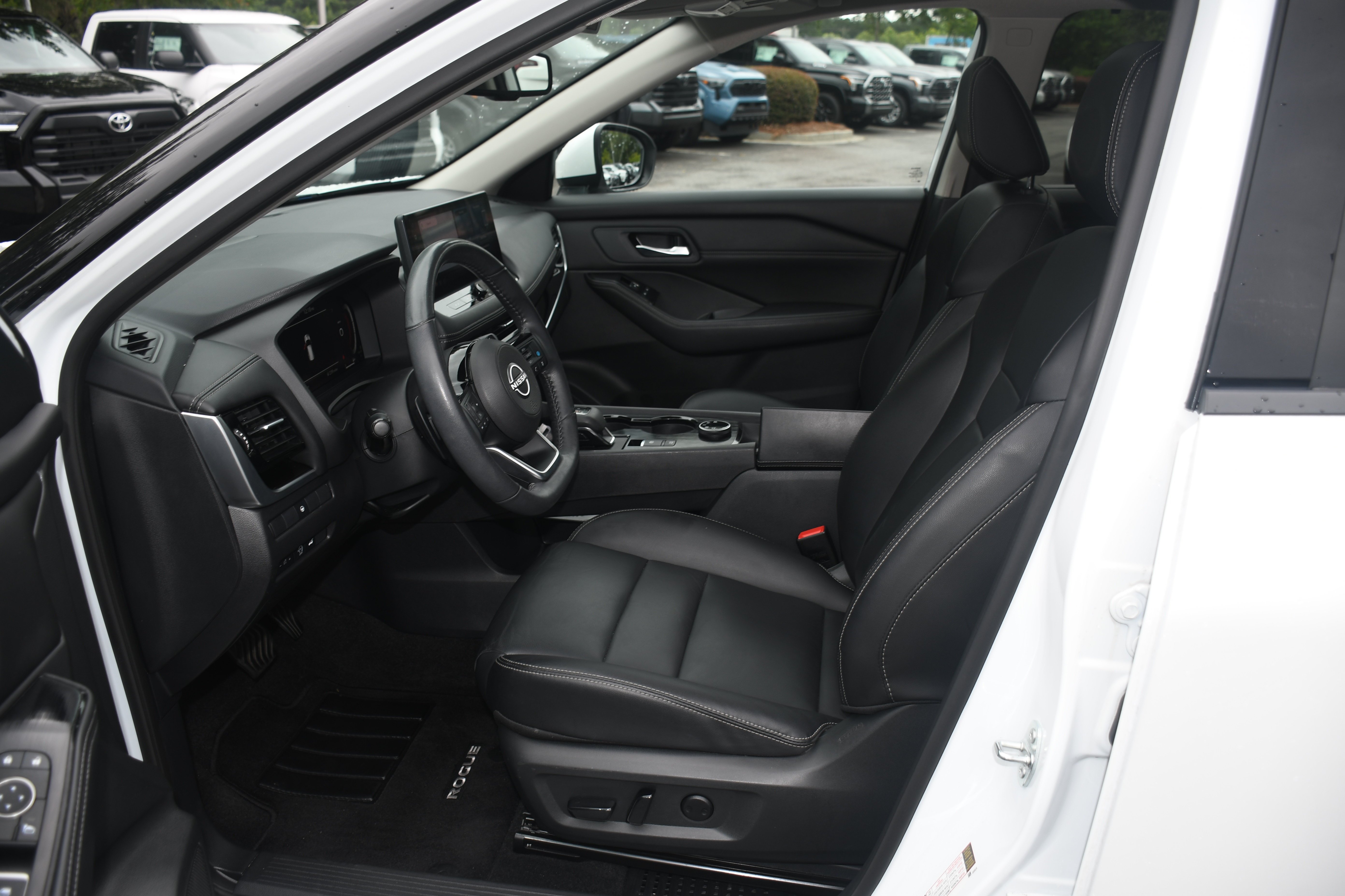 Used 2024 White Nissan SL image 6
