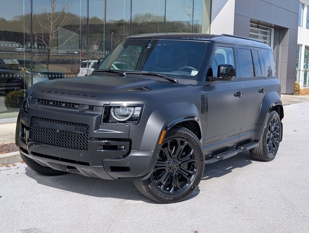 2026 Land Rover Defender 110 OCTA Black P635's photo