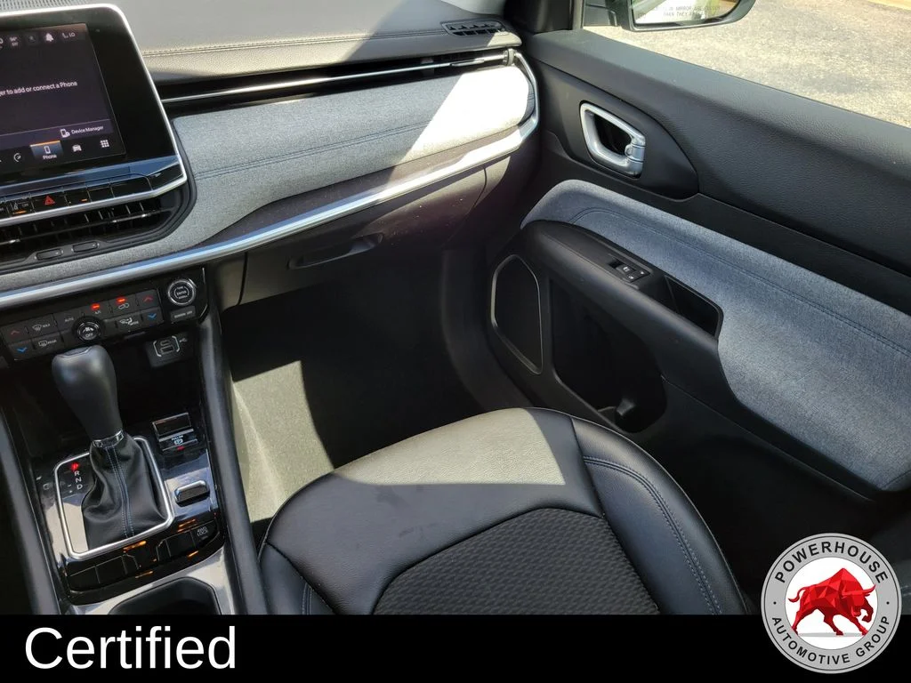 Used 2022 Silver Jeep Latitude image 22