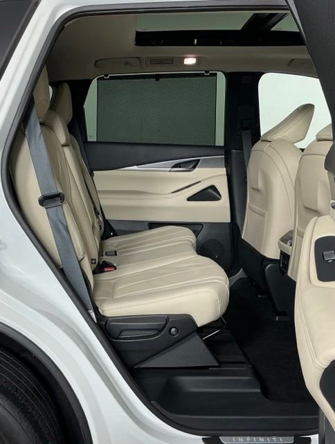 Used 2023 White INFINITI LUXE image 28