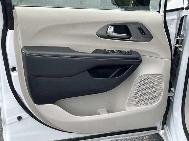 Used 2024 White Chrysler Touring L image 24