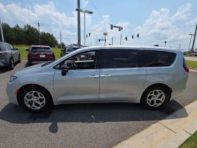 Used 2024 Silver Chrysler Limited image 4