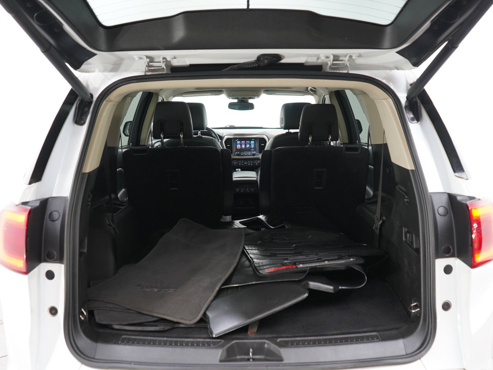 Used 2018 White Frost Tricoat GMC AWD 4dr Denali image 16