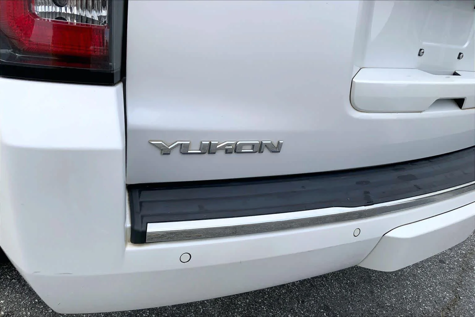Used 2019 White Frost Tricoat GMC Denali image 28
