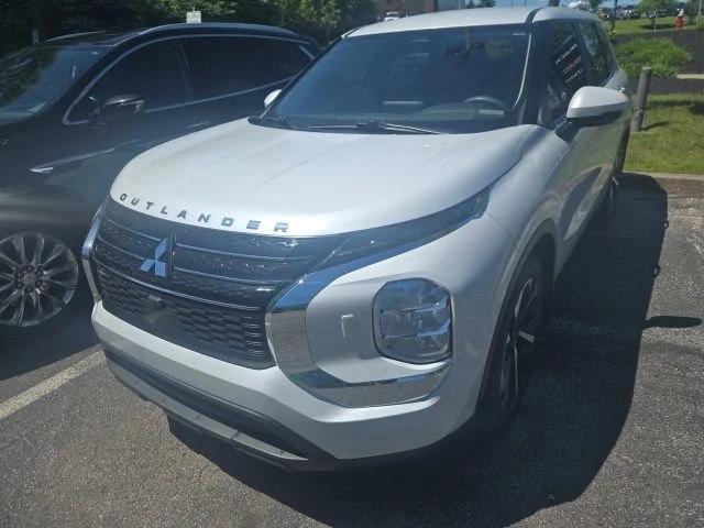 Used 2022 Mitsubishi Outlander ES with VIN JA4J4TA82NZ019080 for sale in Beachwood, OH
