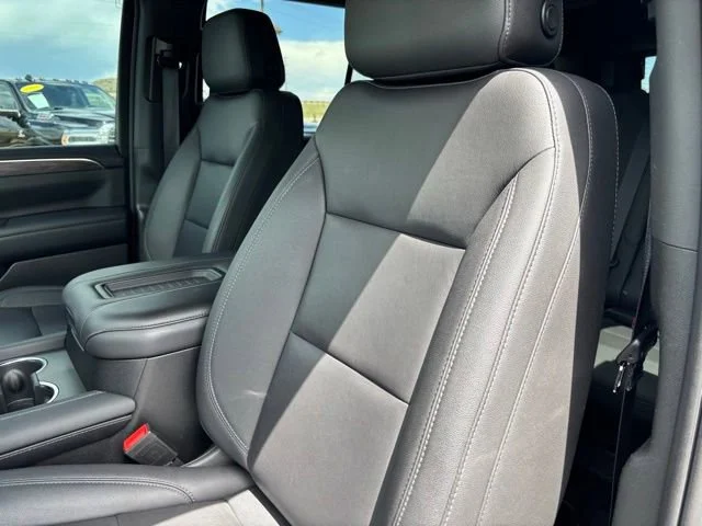 Used 2022 Black Chevrolet Z71 image 13