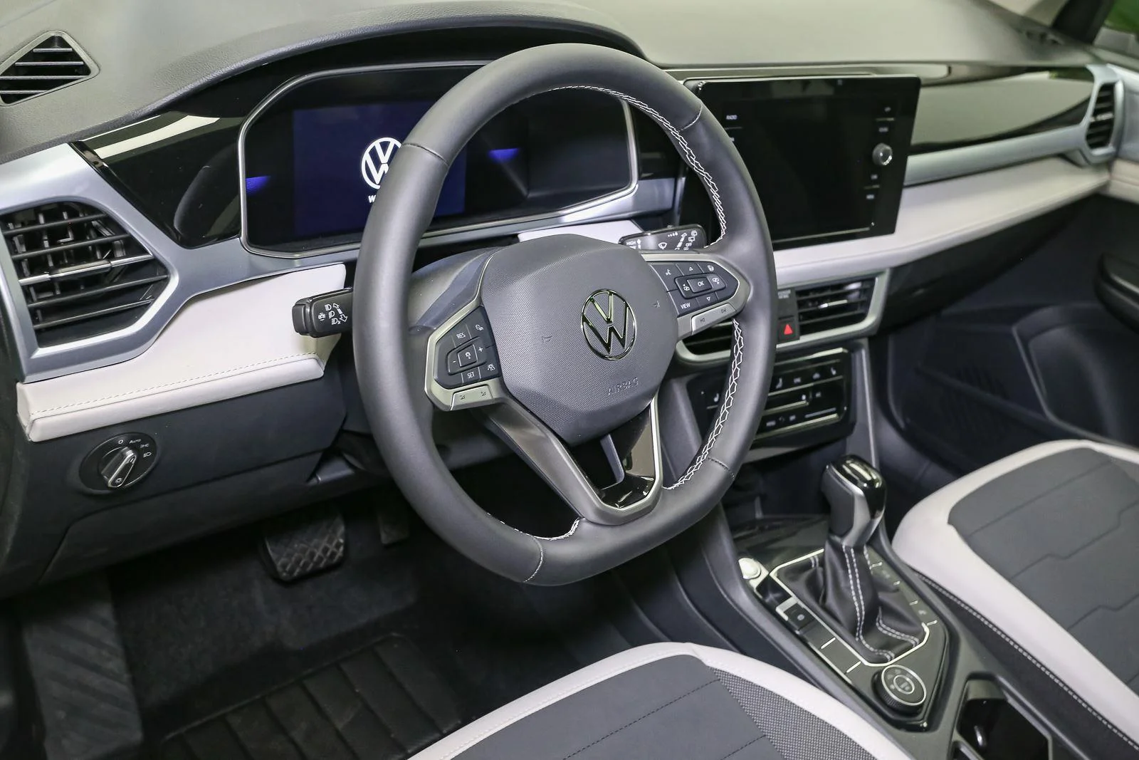 New 2026 Bright Moss Green Metallic Volkswagen SE image 17