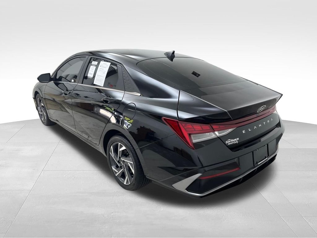 Used 2025 Black Hyundai SEL Convenience image 3
