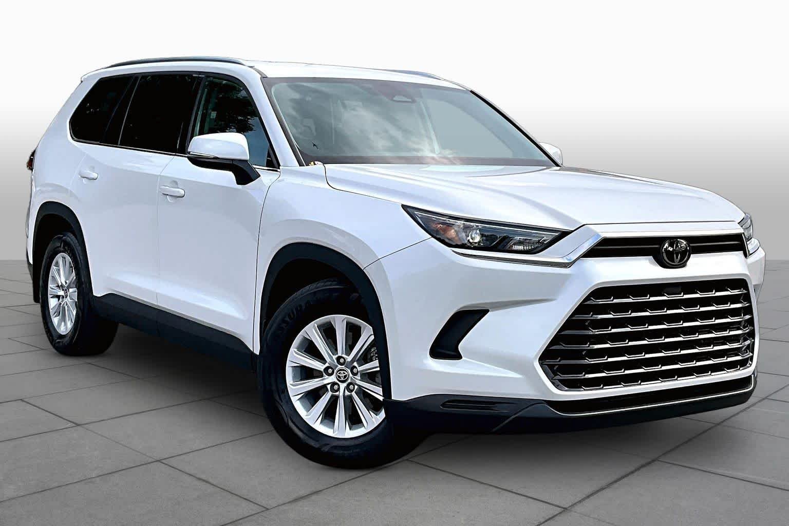 Used 2024 Wind Chill Pearl Toyota XLE image 3