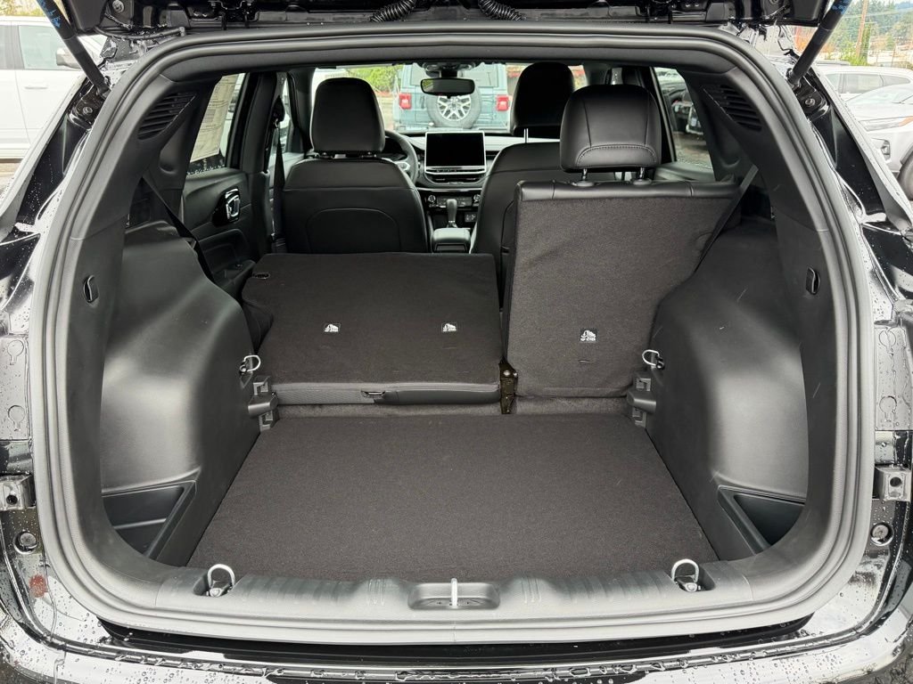 New 2026 Diamond Black Crystal Pearl-Coat Exterior Paint Jeep Latitude image 11
