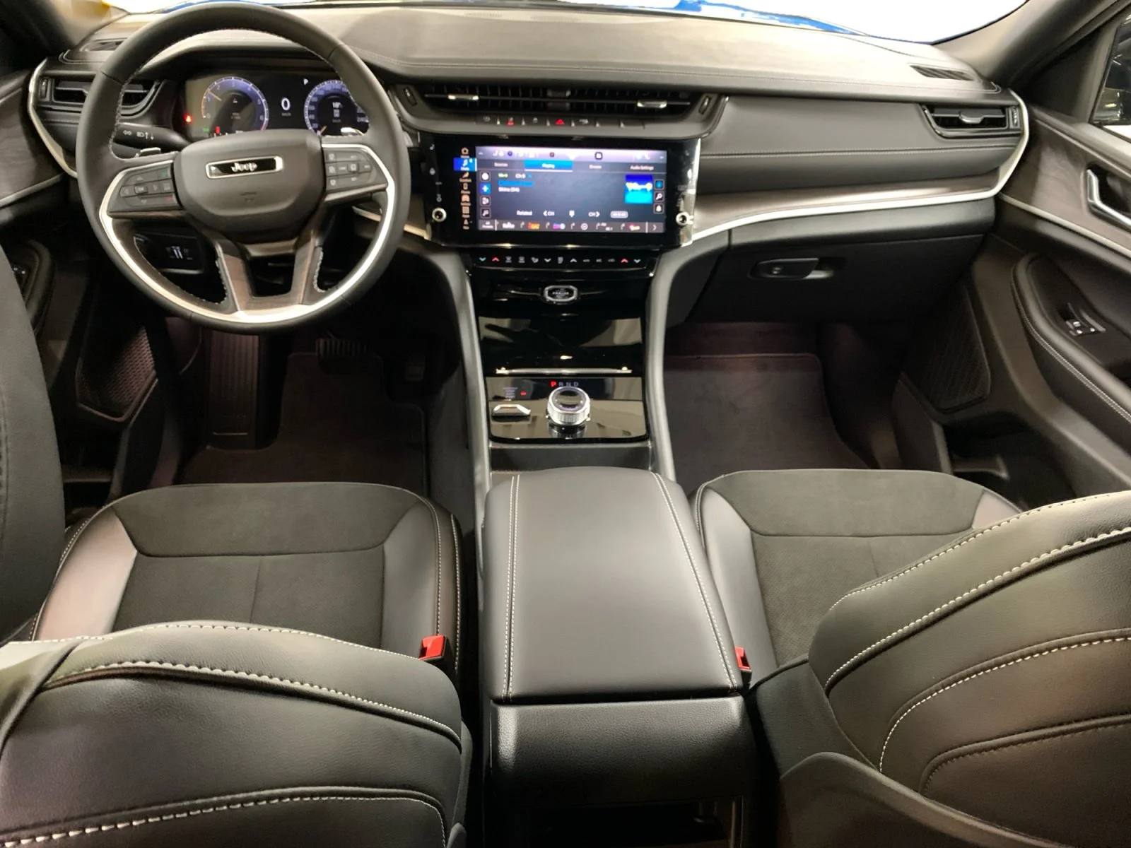 New 2026 Diamond Black Crystal Pearl Jeep Altitude image 12