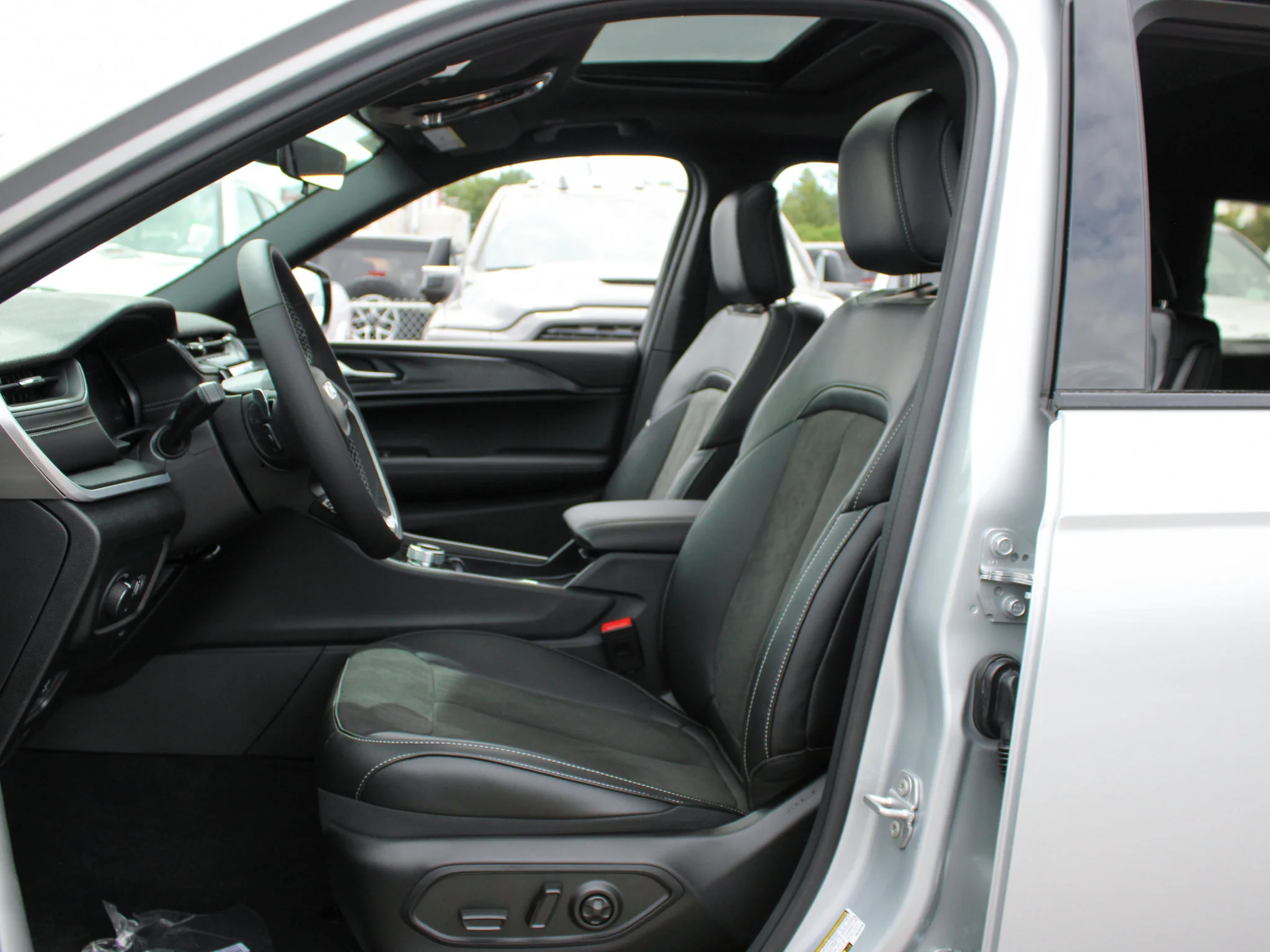 New 2025 Silver Jeep Altitude* 4x4, Sunroof, Heated Leather, Wireless Charging Pad image 8
