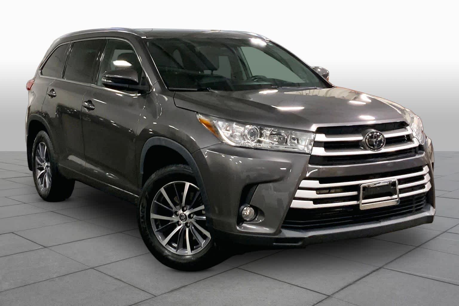 Used 2018 Predawn Gray Mica Toyota XLE image 3