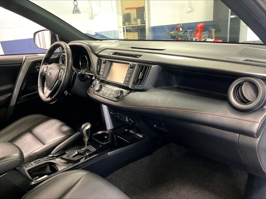 Used 2018 Silver Toyota SE image 14
