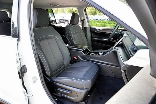 Used 2023 White Jeep Laredo image 11