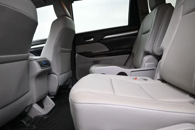 Used 2017 Silver Toyota XLE image 15