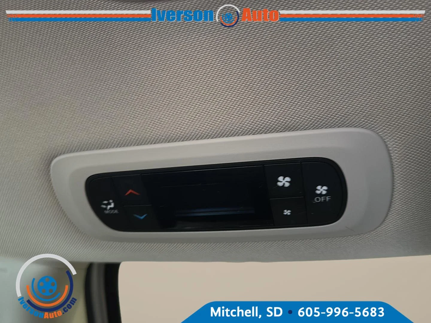 Used 2023 Silver Mist Clearcoat Chrysler LX image 27