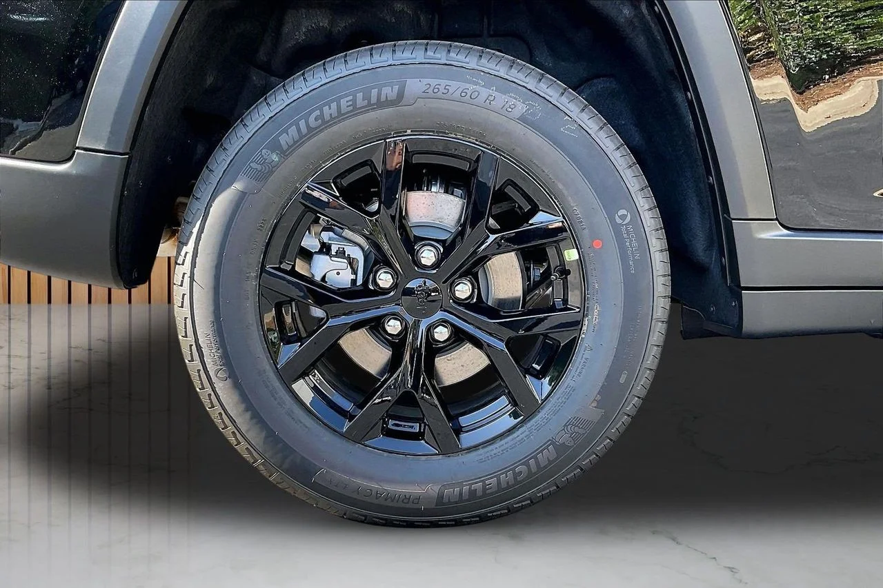 New 2026 Diamond Black Crystal Pearlcoat Jeep Altitude image 31