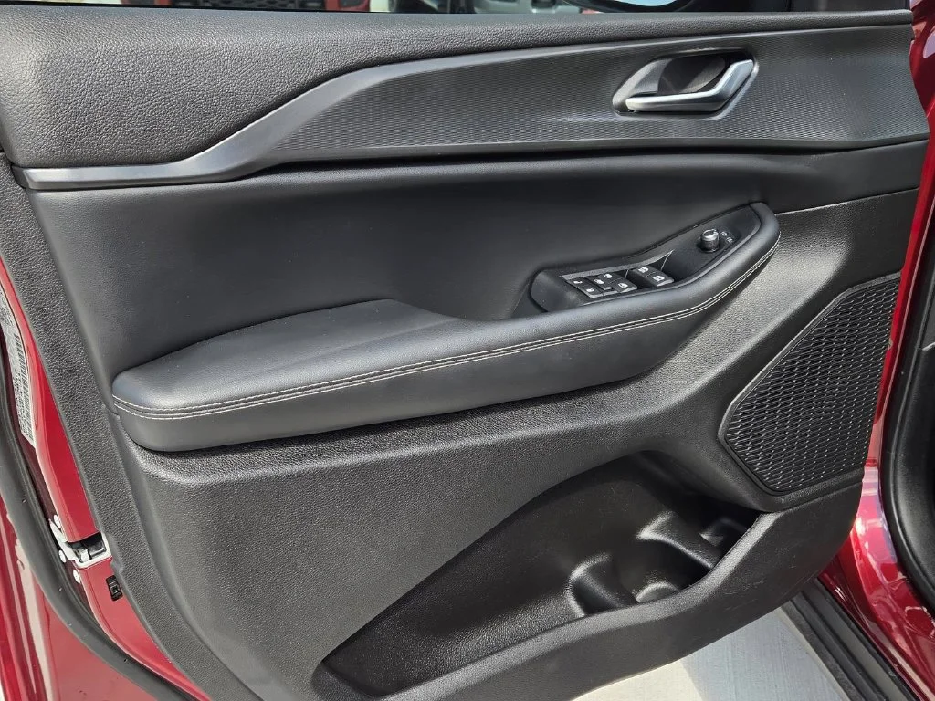 Used 2023 Red Jeep Laredo image 10