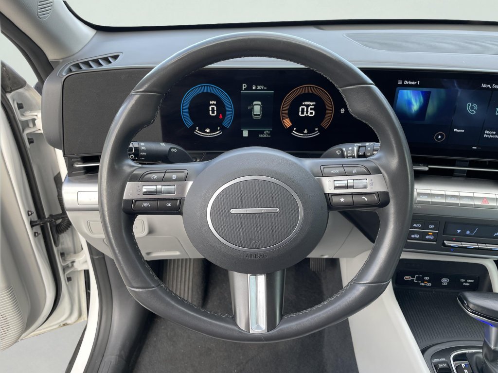 Used 2025 White Hyundai SEL image 24