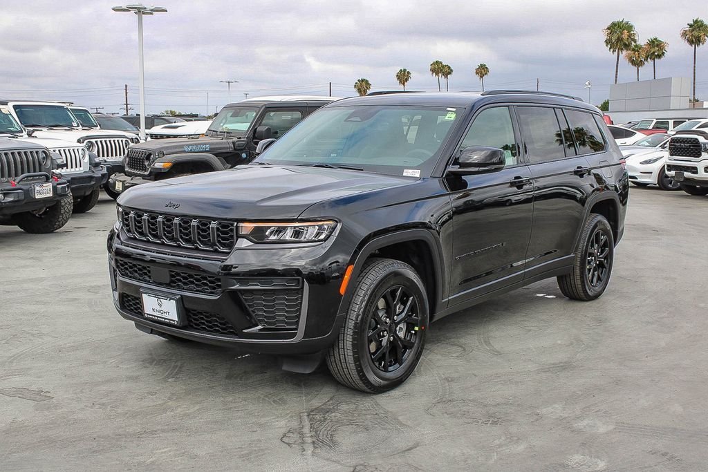 New 2026 Diamond Black Crystal Pearlcoat Jeep Altitude image 4