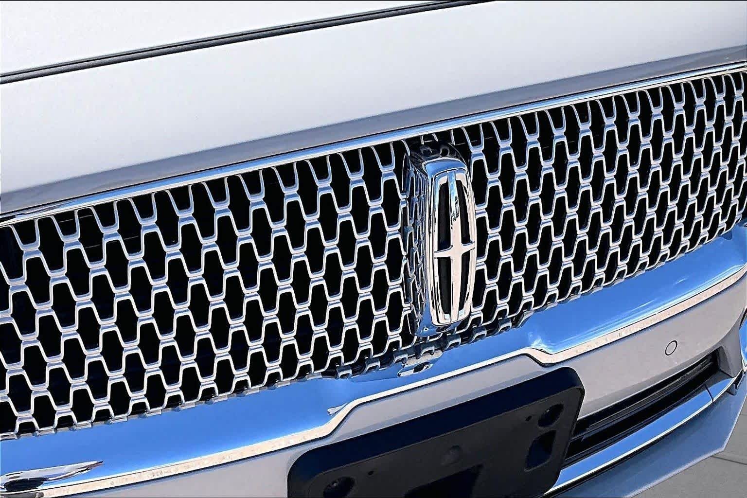 Used 2019 Ceramic Pearl Metallic Lincoln Reserve image 27