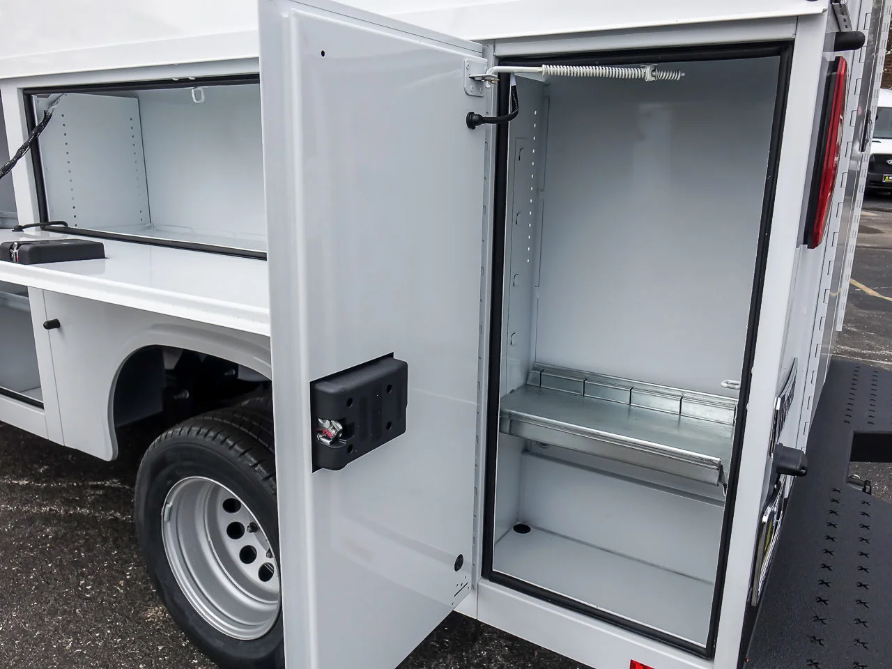 New 2026 Oxford White Ford Cutaway image 27