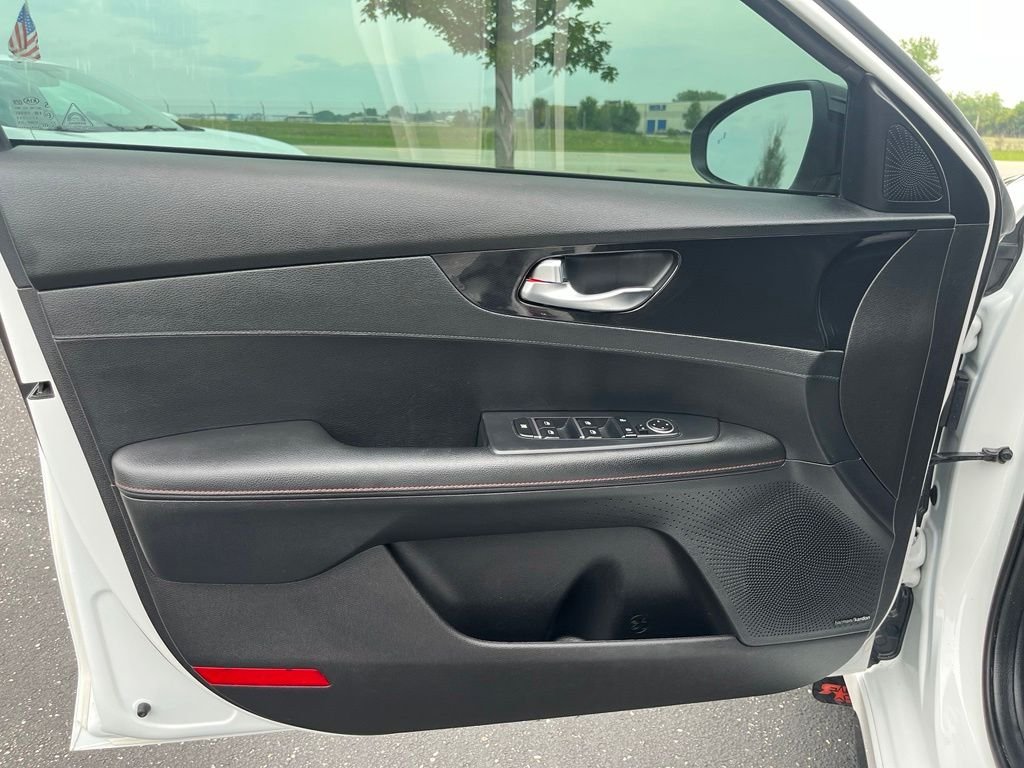 Used 2021 White Kia GT image 9