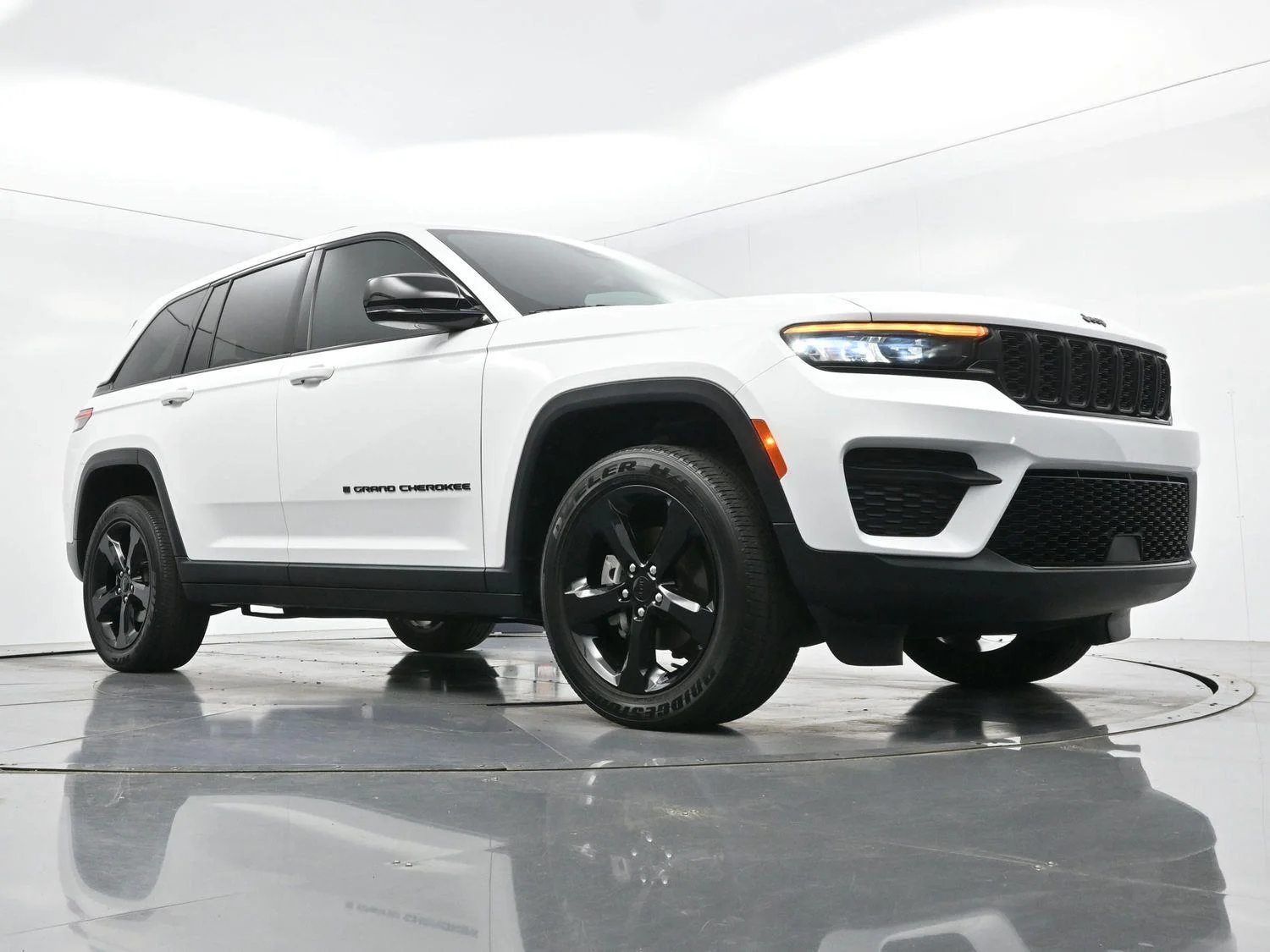 Used 2023 White Jeep Altitude image 39