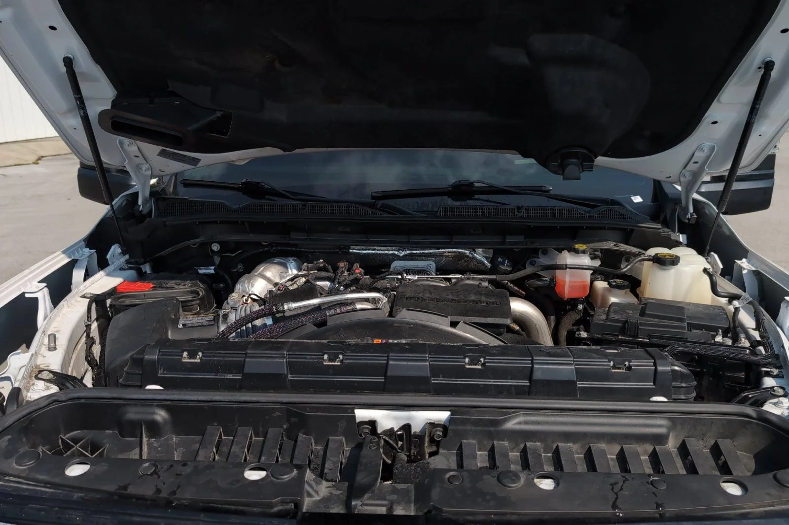 Used 2024 White Frost Tricoat GMC Denali image 29