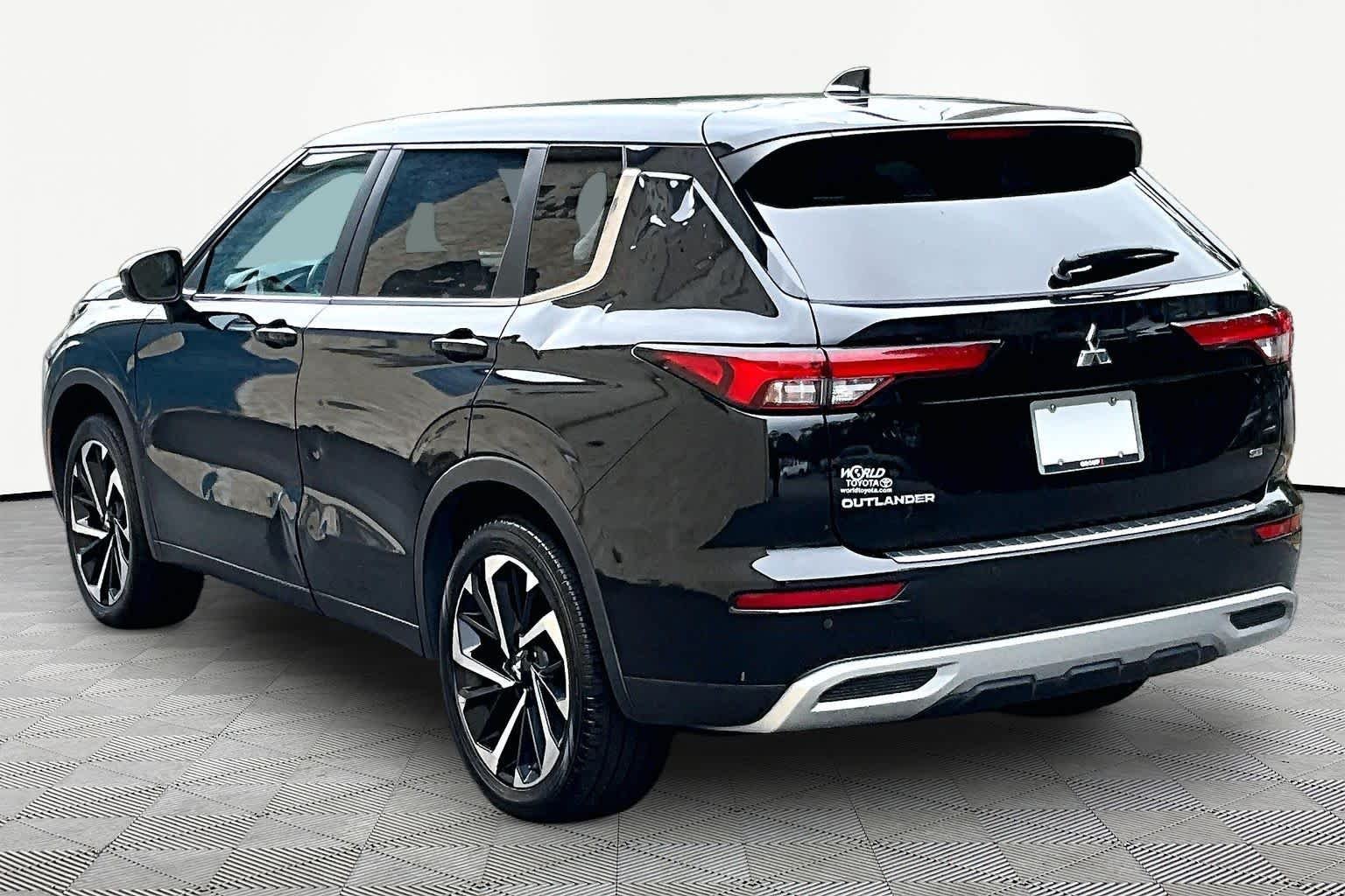 Used 2022 Black Diamond Mitsubishi SE image 12