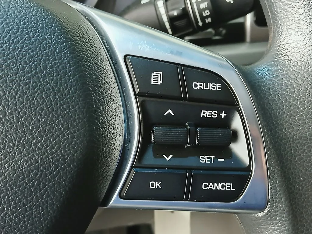 Used 2018 White Hyundai SE image 26