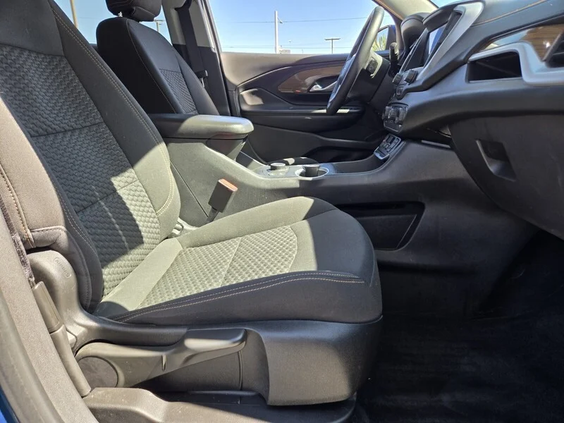 Used 2021 Blue Emerald Metallic GMC SLE image 12
